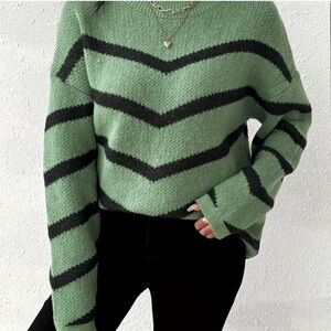 ☘️ Green and black striped bulky sweater. Size Lrg